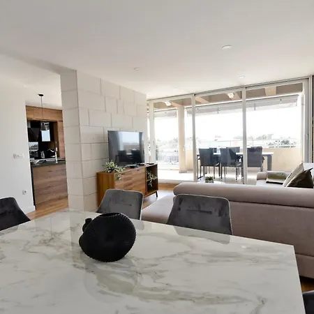 Michelle - Sights Within Easy Reach Apartment
