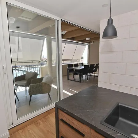 Michelle - Sights Within Easy Reach Apartment *